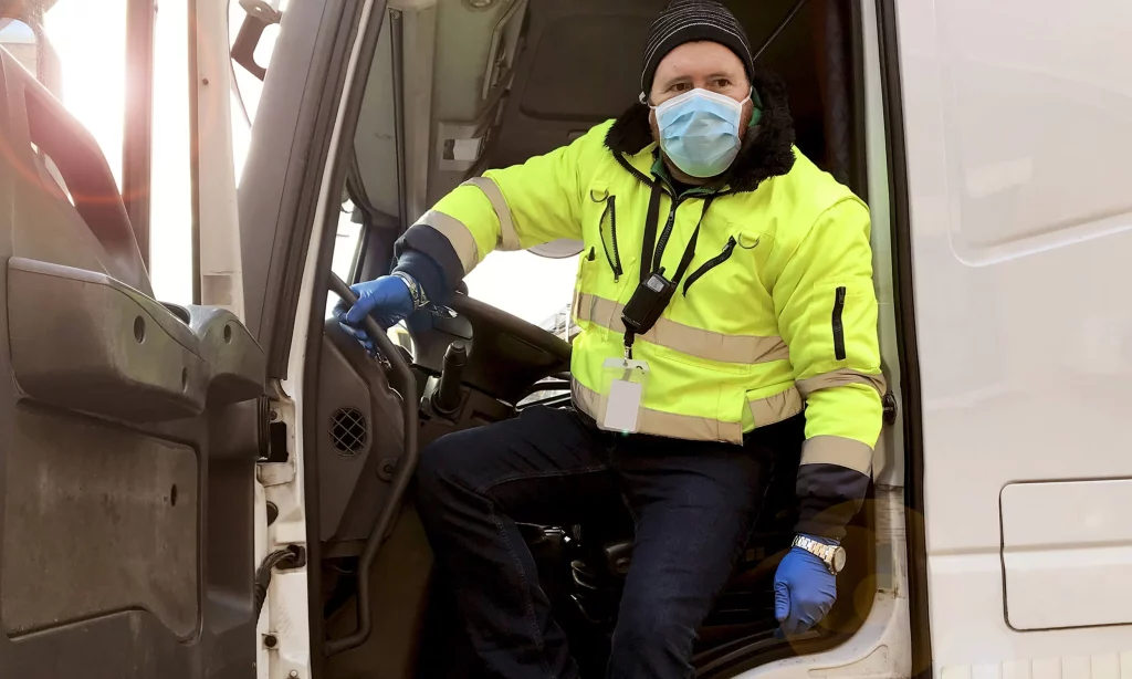 Lkw-Fahrer mit Mundschutz