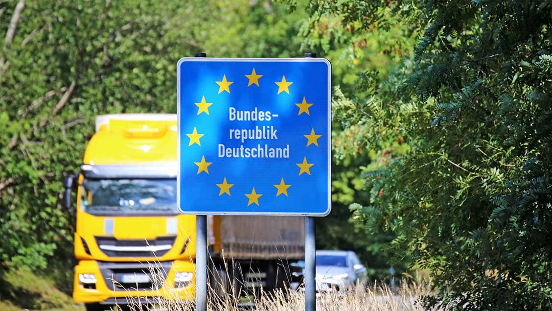 Straßenschild mit Aufschrift Bundesrepublik Deutschland