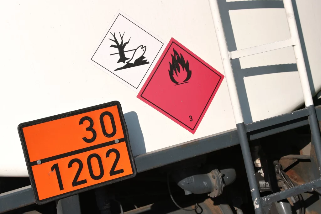 Gefahrgutkennzeichnung am Lkw