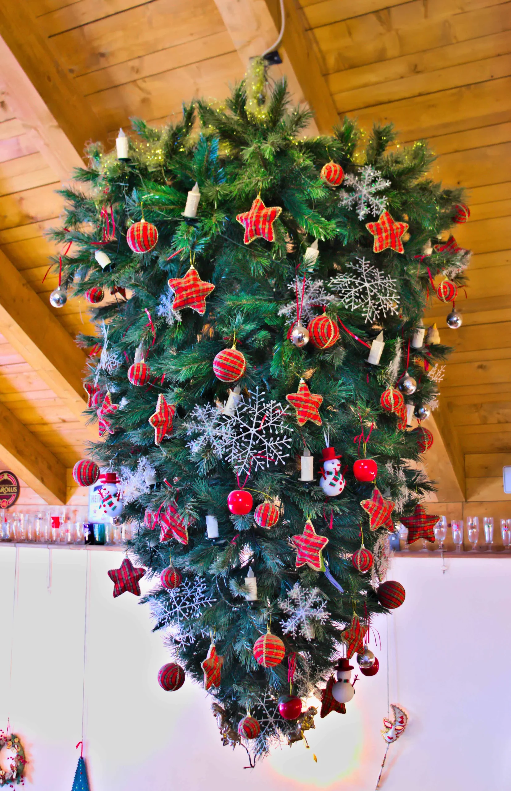Weihnachtsbaum hängt kopfüber von der Decke